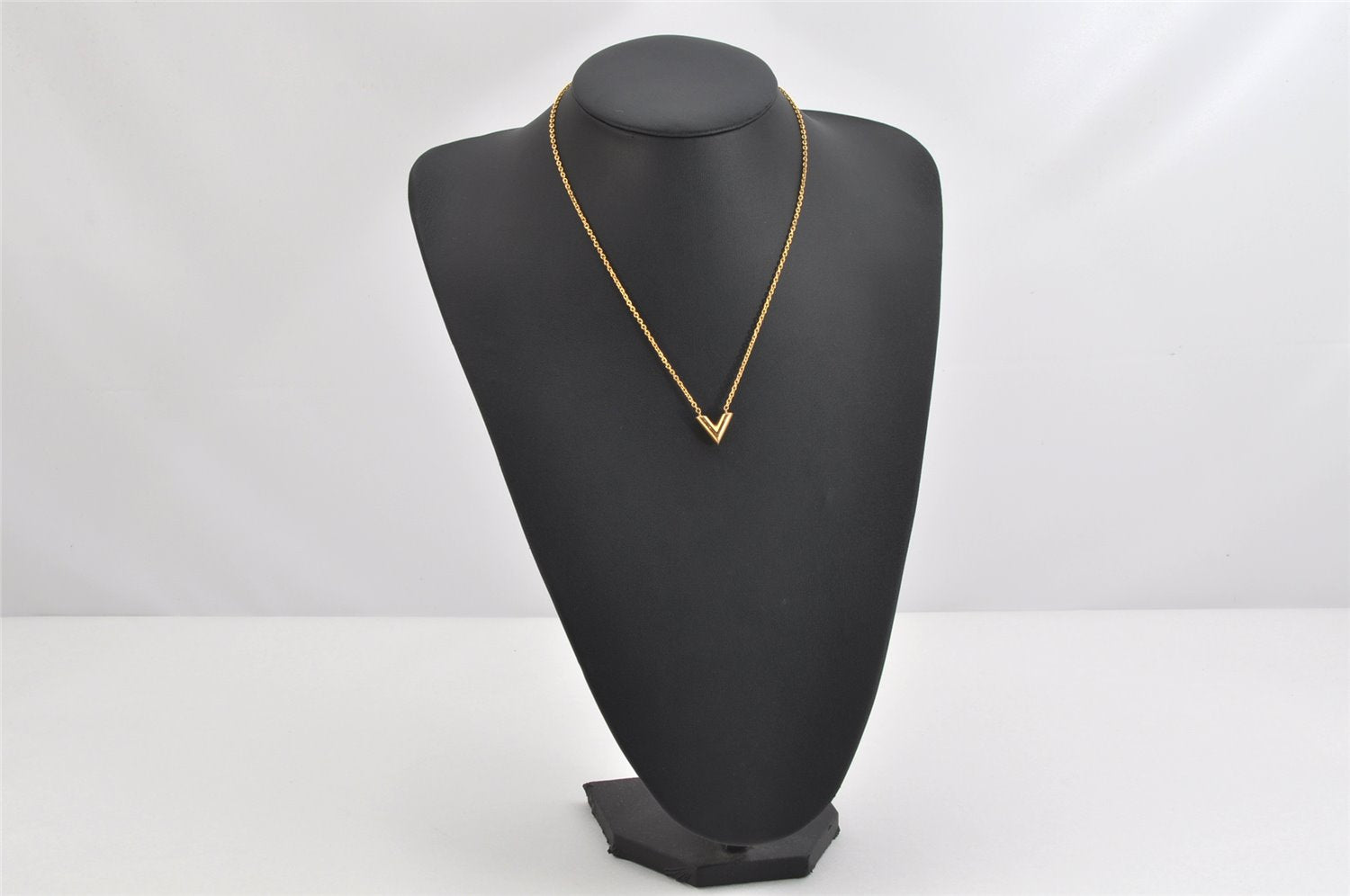 Auth Louis Vuitton Essential V Necklace Pendant Gold Tone M661083 LV 3219K