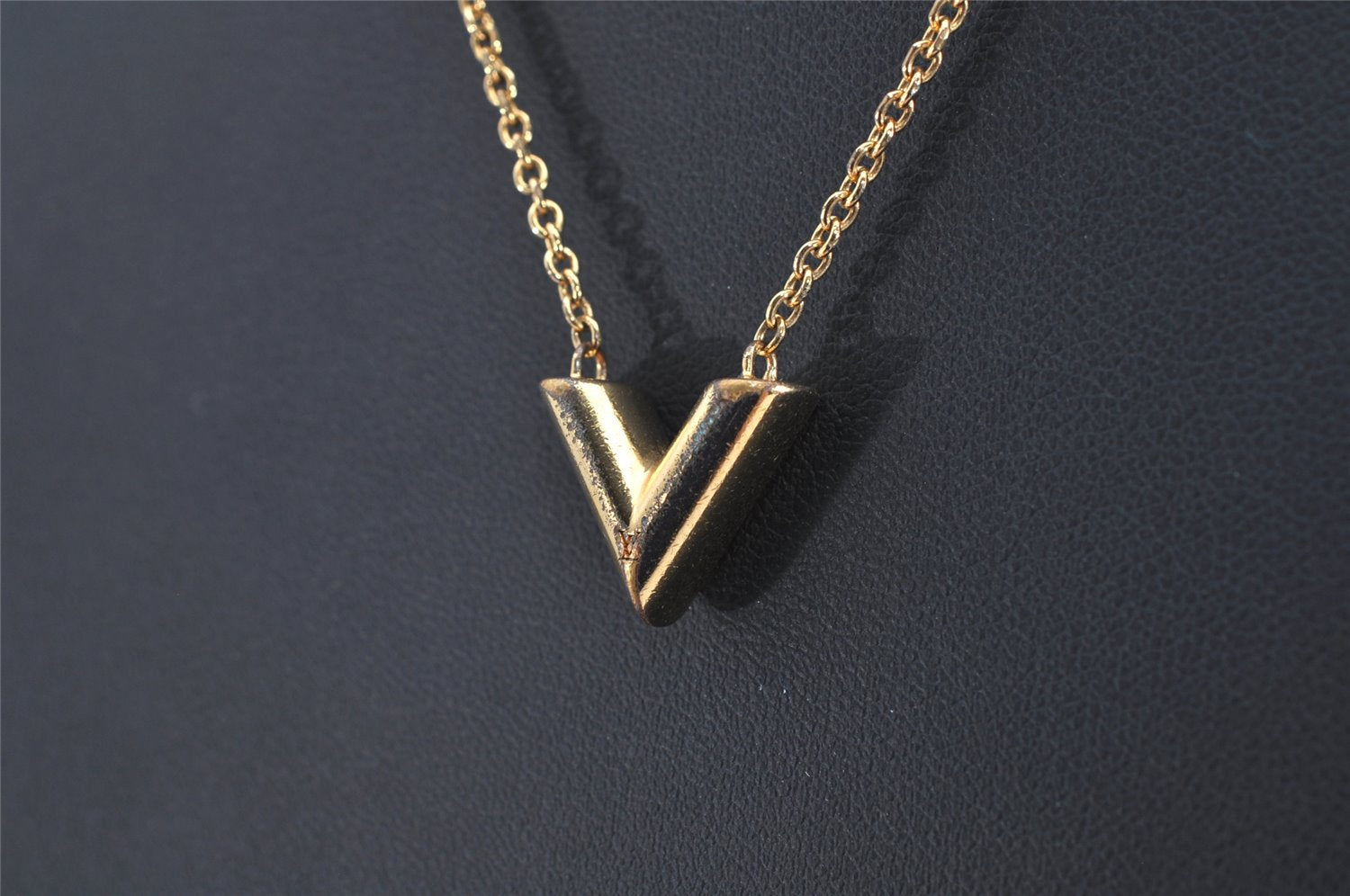 Auth Louis Vuitton Essential V Necklace Pendant Gold Tone M661083 LV 3219K