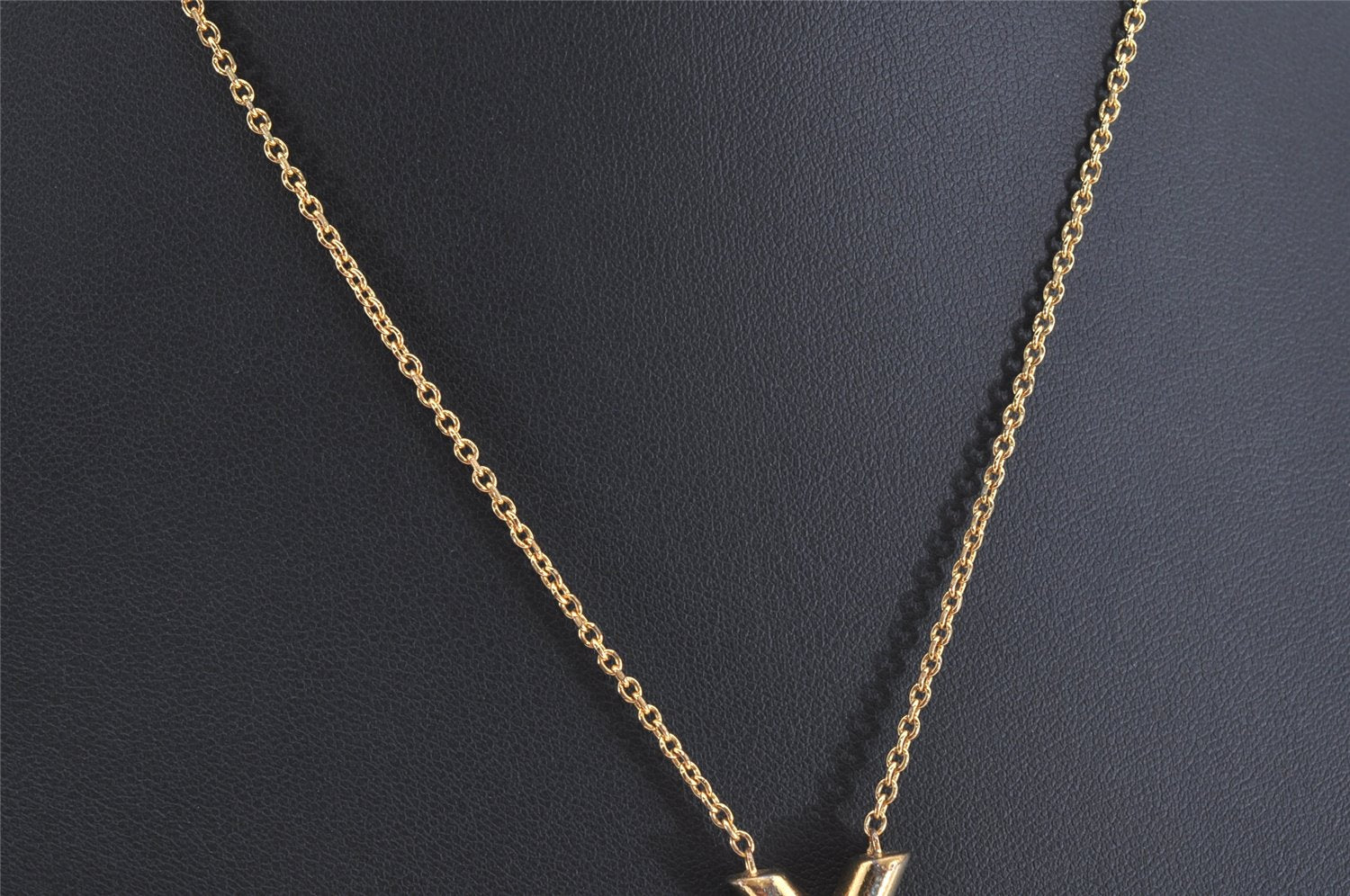 Auth Louis Vuitton Essential V Necklace Pendant Gold Tone M661083 LV 3219K