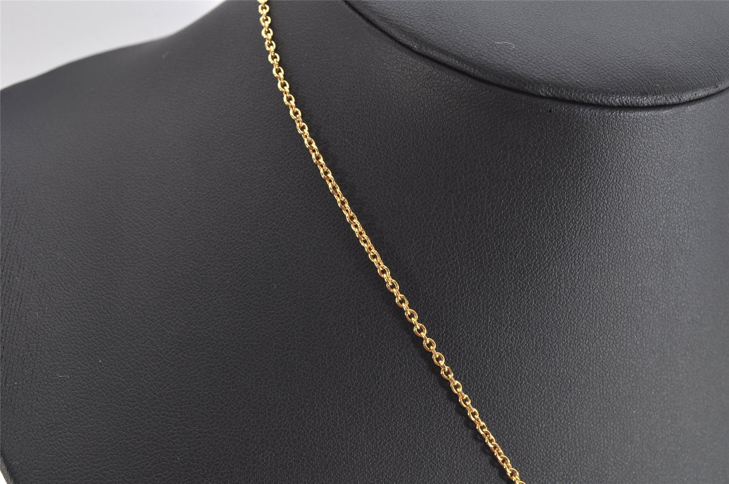 Auth Louis Vuitton Essential V Necklace Pendant Gold Tone M661083 LV 3219K