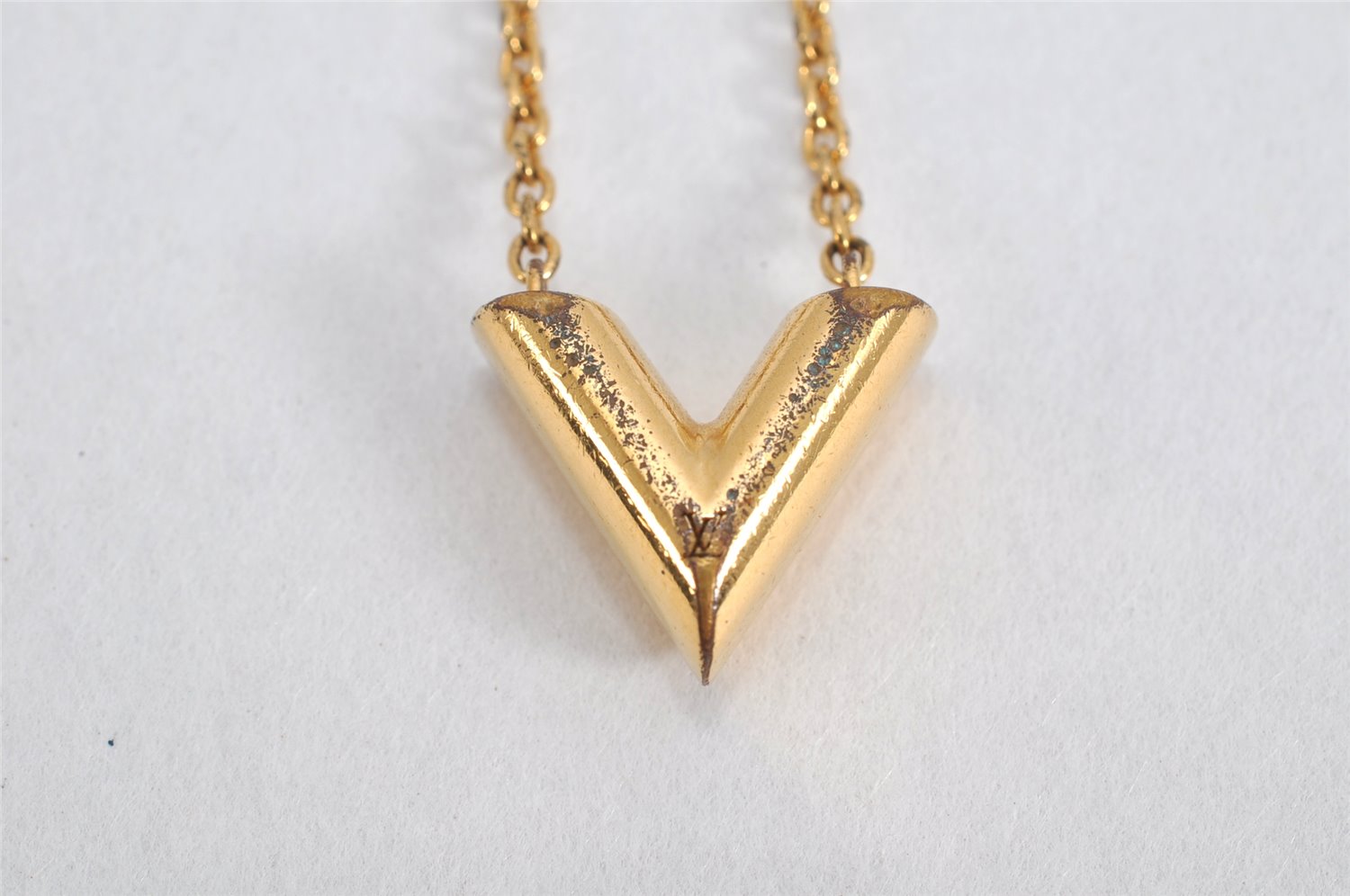 Auth Louis Vuitton Essential V Necklace Pendant Gold Tone M661083 LV 3219K