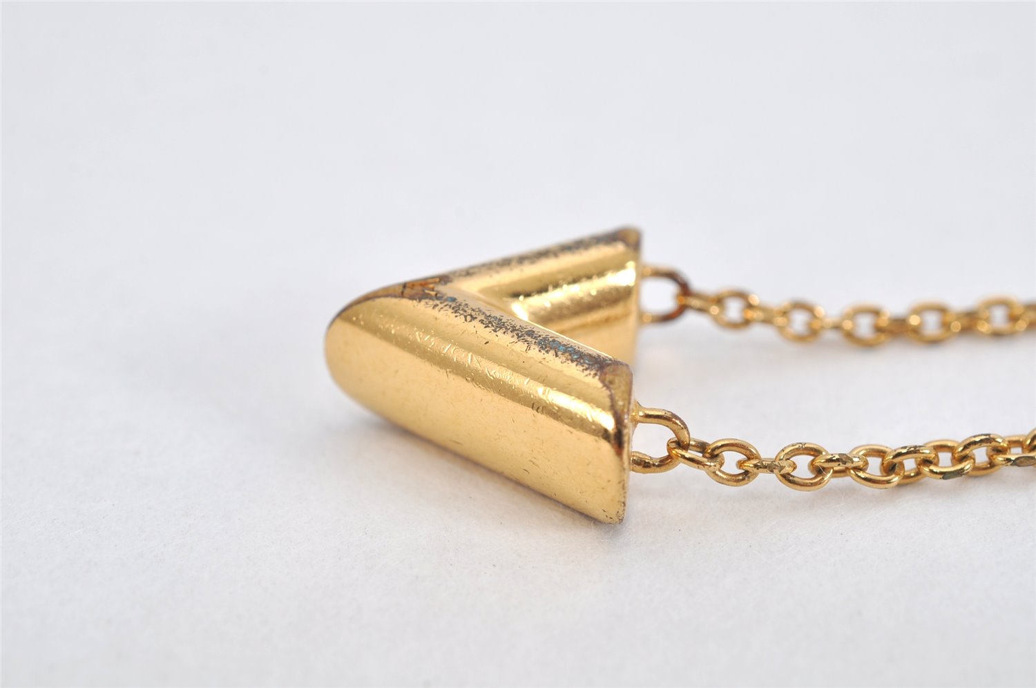 Auth Louis Vuitton Essential V Necklace Pendant Gold Tone M661083 LV 3219K