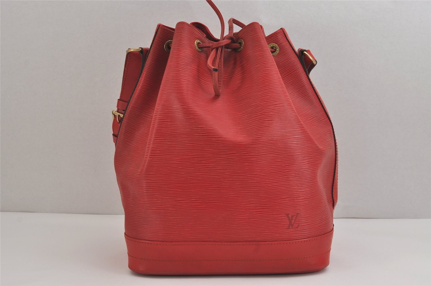 Authentic Louis Vuitton Epi Noe Shoulder Drawstring Bag Red M44007 LV 3258J