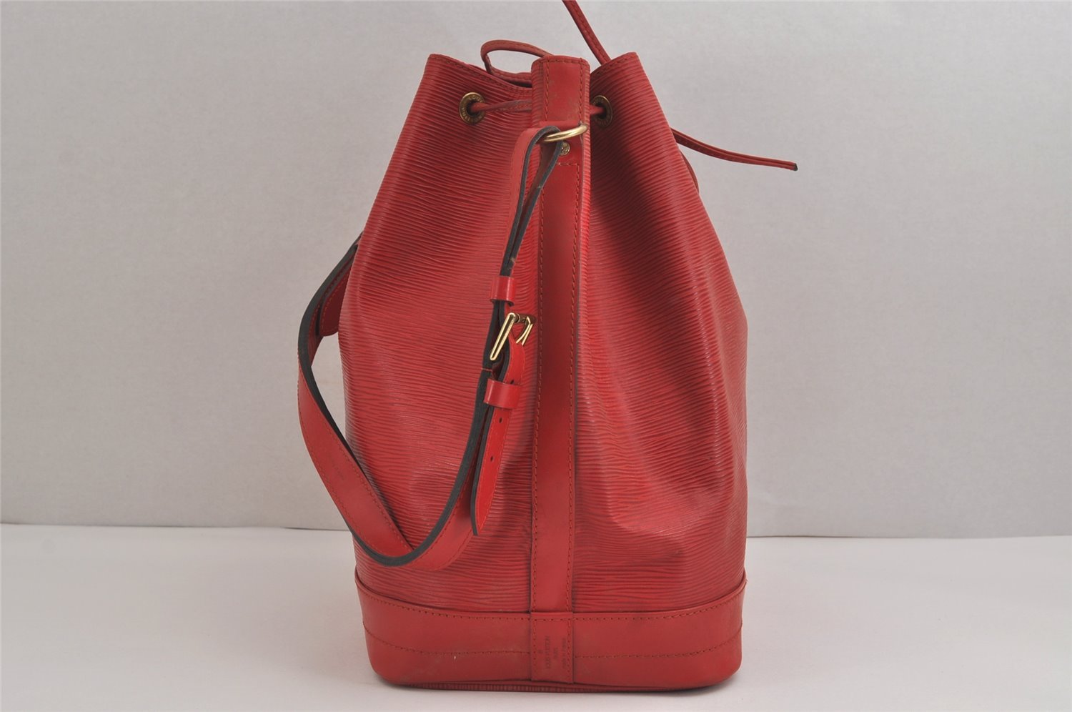 Authentic Louis Vuitton Epi Noe Shoulder Drawstring Bag Red M44007 LV 3258J
