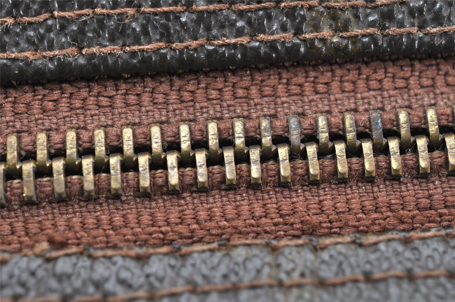 Auth Louis Vuitton Monogram Trousse Toilette 28 Clutch Hand Bag Old Model 3294K