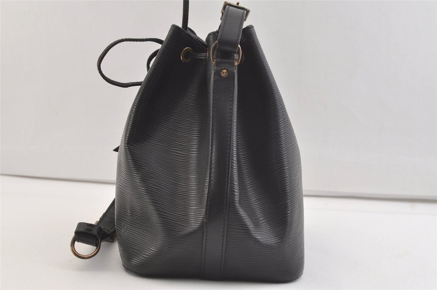 Authentic Louis Vuitton Epi Petit Noe Drawstring Bag M59012 Black Junk 3305K