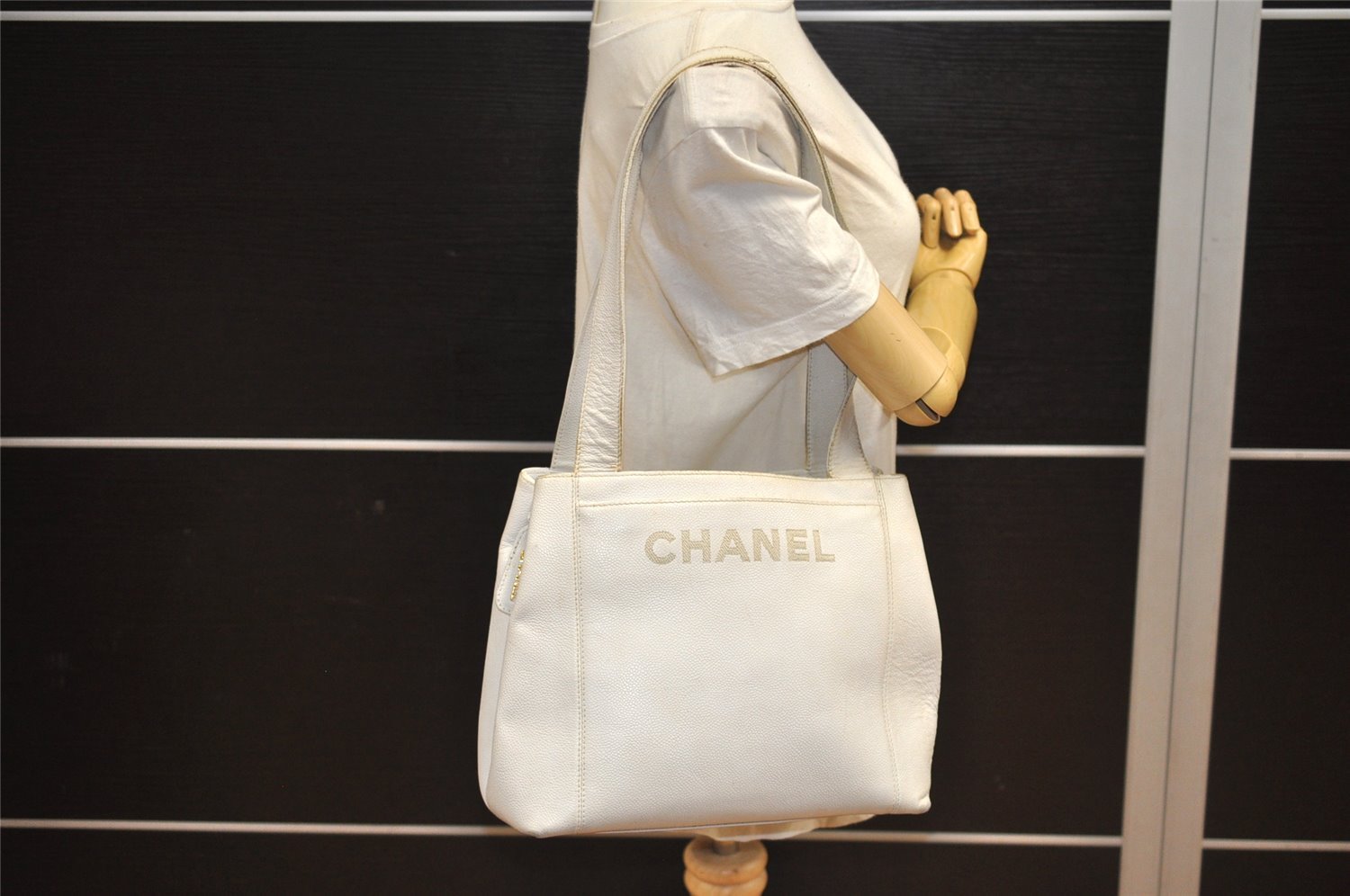 Authentic CHANEL Vintage Caviar Skin Shoulder Hand Bag Purse White CC Logo 3422J