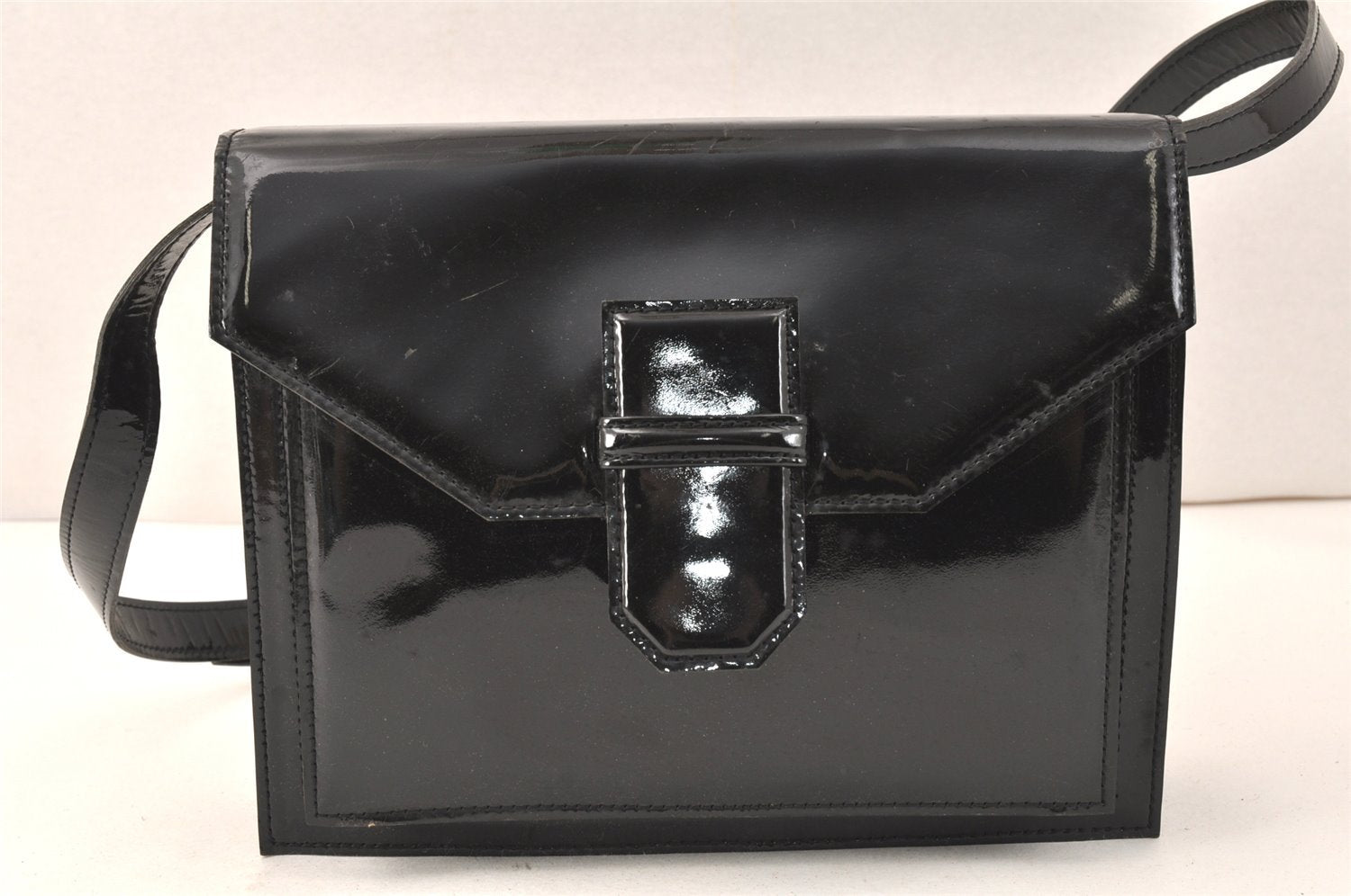 Authentic YVES SAINT LAURENT Shoulder Bag Purse Enamel Black 3427K