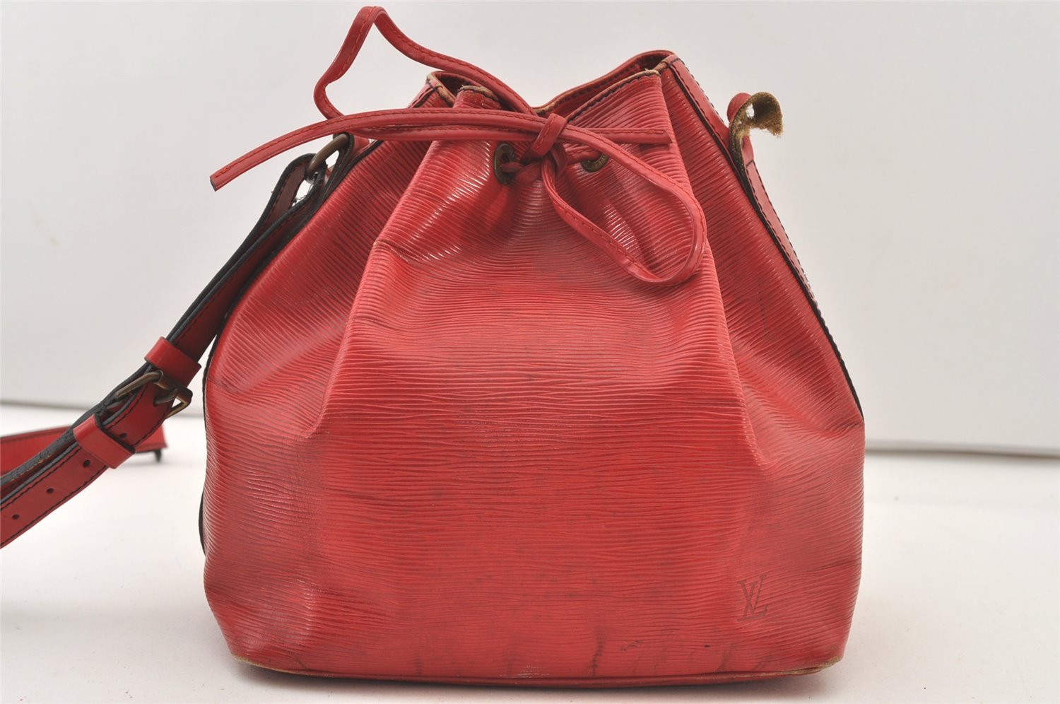 Authentic Louis Vuitton Epi Petit Noe Drawstring Bag M44107 Red Junk LV 3474J