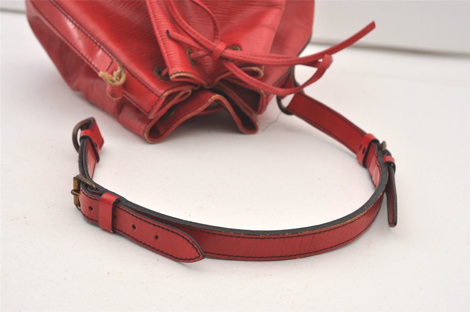 Authentic Louis Vuitton Epi Petit Noe Drawstring Bag M44107 Red Junk LV 3474J