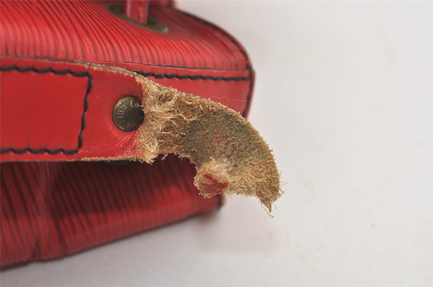 Authentic Louis Vuitton Epi Petit Noe Drawstring Bag M44107 Red Junk LV 3474J