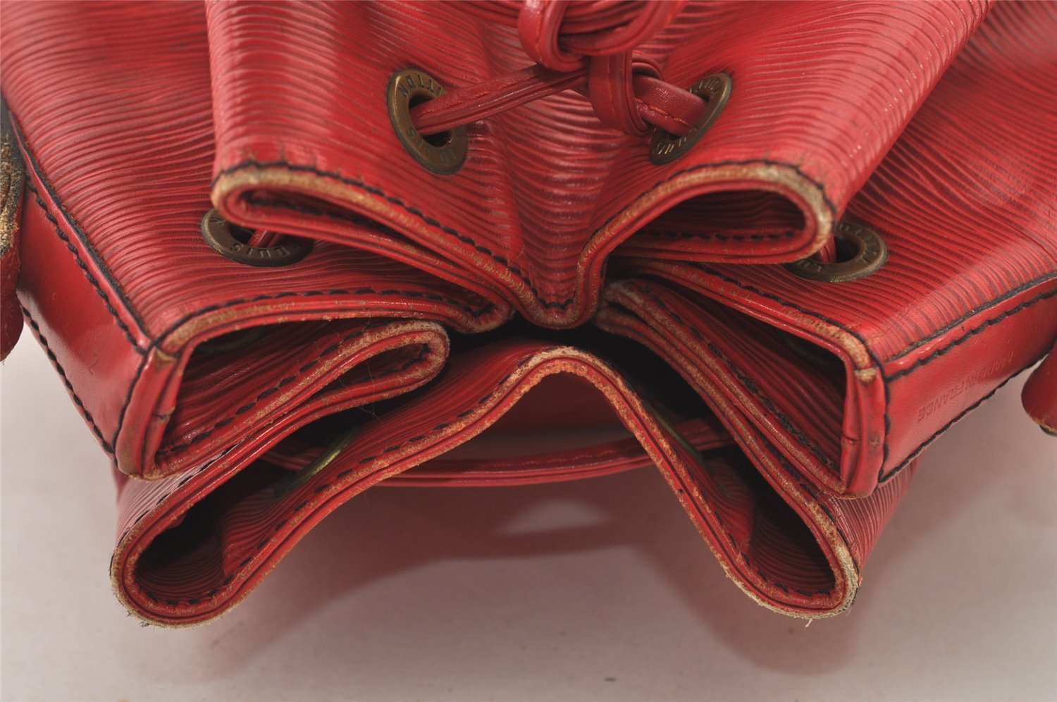 Authentic Louis Vuitton Epi Petit Noe Drawstring Bag M44107 Red Junk LV 3474J