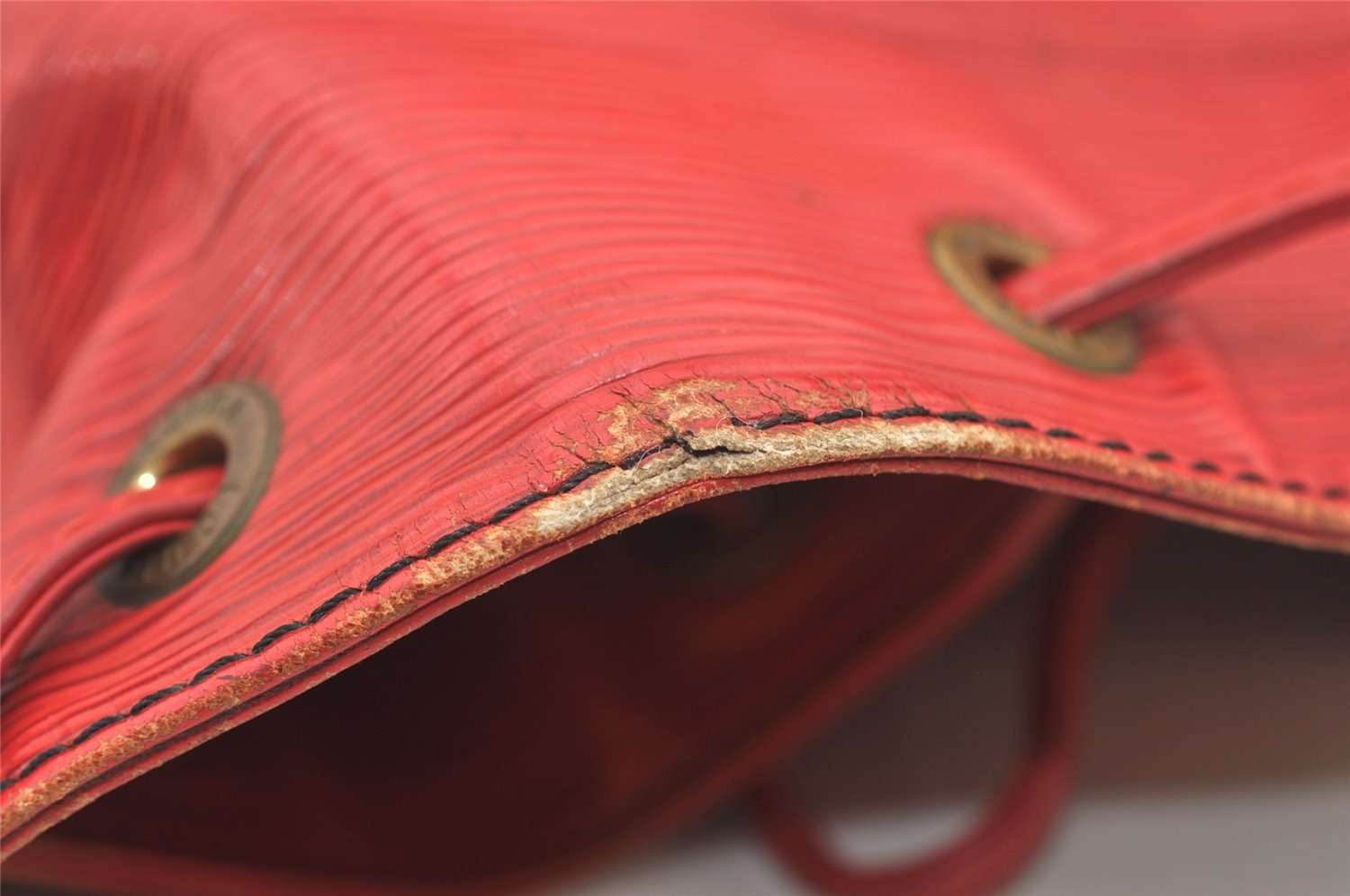 Authentic Louis Vuitton Epi Petit Noe Drawstring Bag M44107 Red Junk LV 3474J