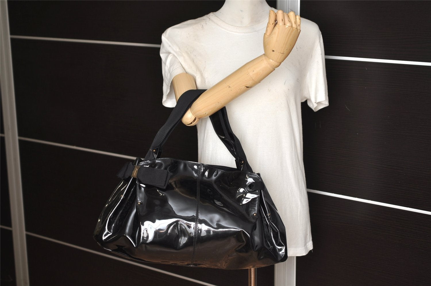 Authentic Salvatore Ferragamo Vara Ribbon Enamel Shoulder Tote Bag Black 3583K