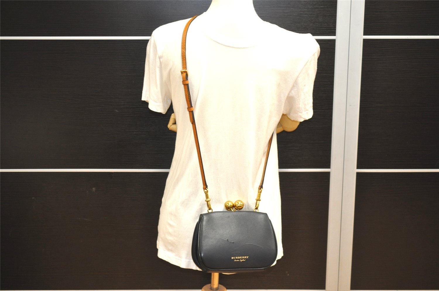 Authentic BURBERRY Vintage Leather Shoulder Cross Body Bag Purse Black 3593J