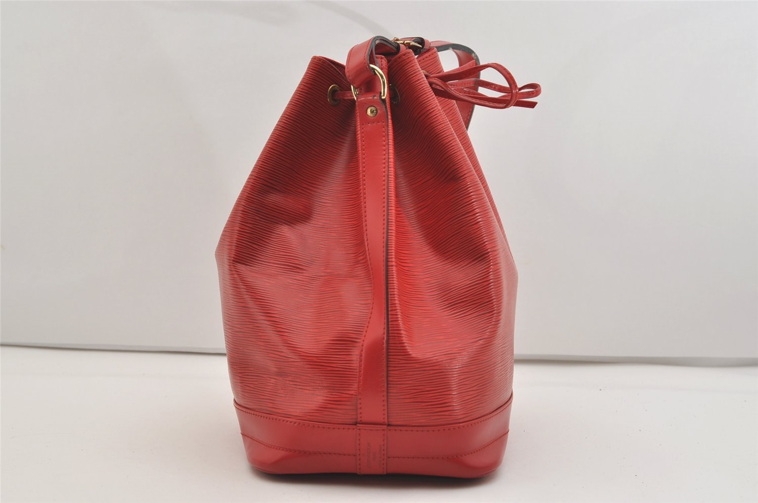 Authentic Louis Vuitton Epi Noe Shoulder Drawstring Bag Red M44007 LV 3596J