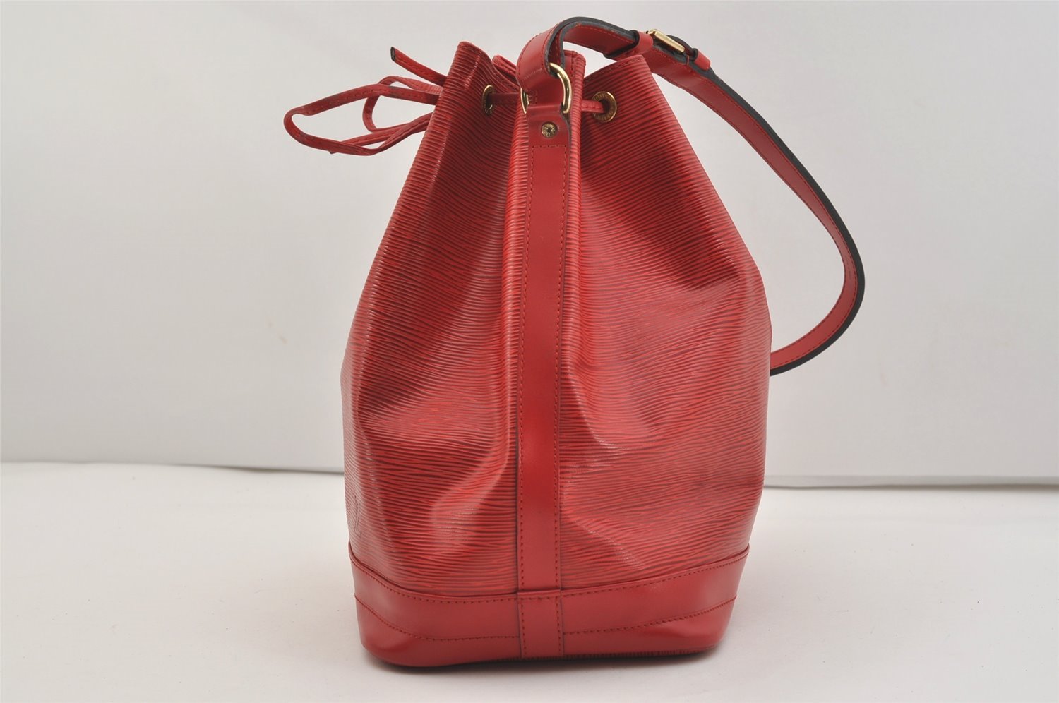 Authentic Louis Vuitton Epi Noe Shoulder Drawstring Bag Red M44007 LV 3596J