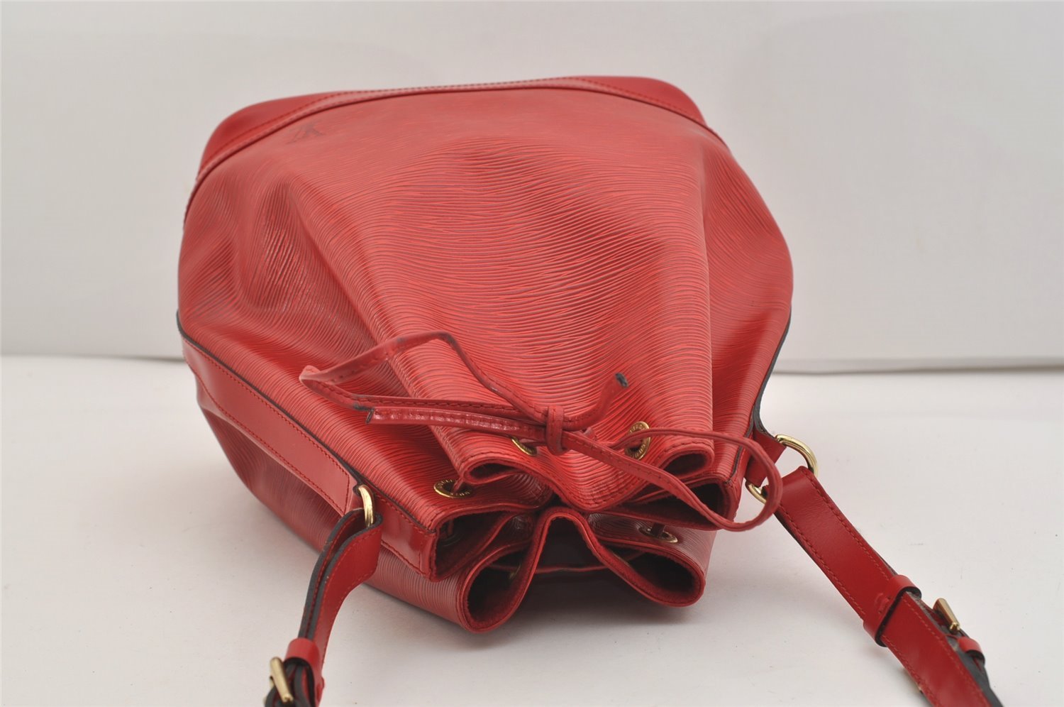 Authentic Louis Vuitton Epi Noe Shoulder Drawstring Bag Red M44007 LV 3596J