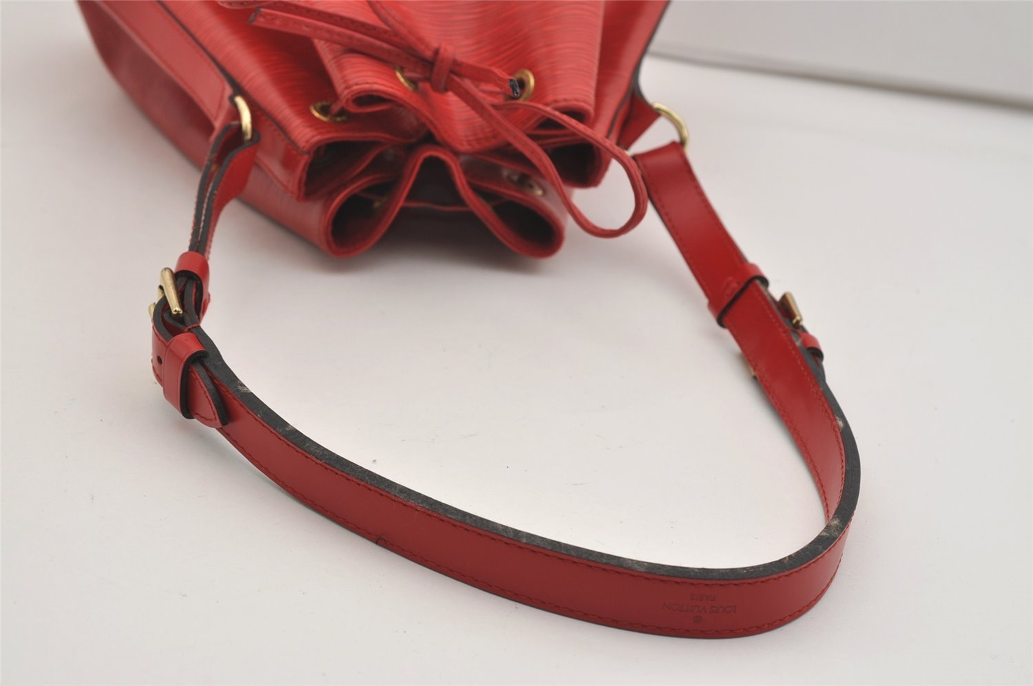 Authentic Louis Vuitton Epi Noe Shoulder Drawstring Bag Red M44007 LV 3596J