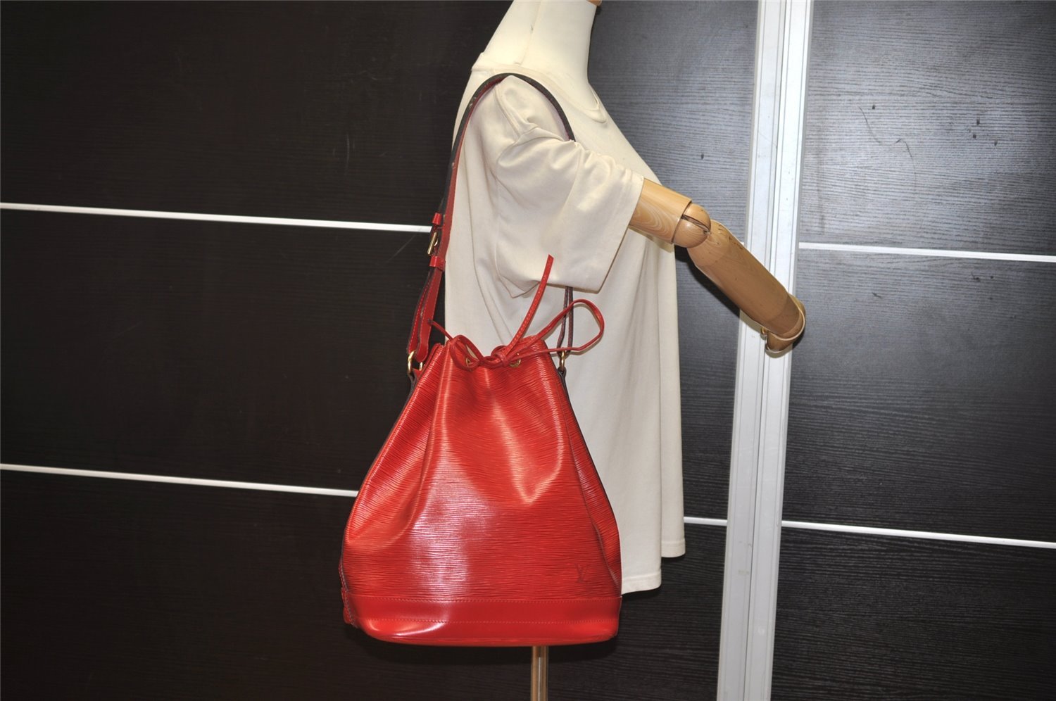 Authentic Louis Vuitton Epi Noe Shoulder Drawstring Bag Red M44007 LV 3596J