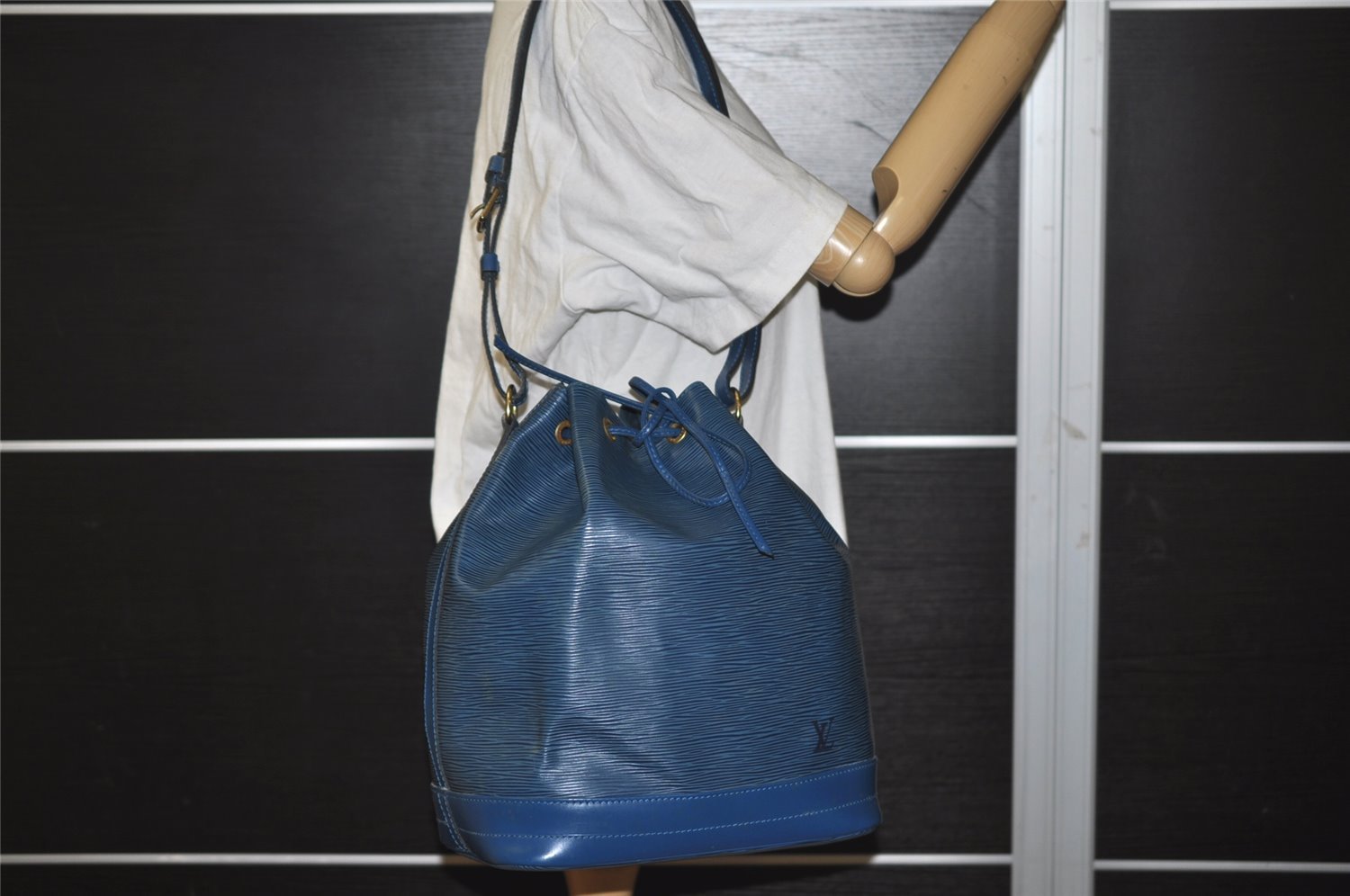 Authentic Louis Vuitton Epi Noe Shoulder Drawstring Bag Blue M44005 LV 3622I