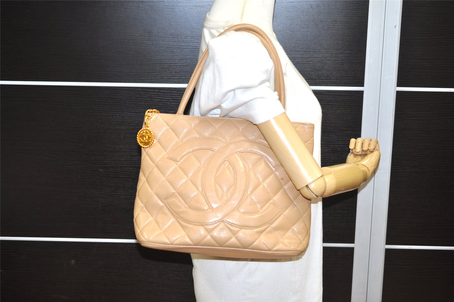 Authentic CHANEL Caviar Skin Medallion CC Logo Shoulder Tote Bag Beige 3631K