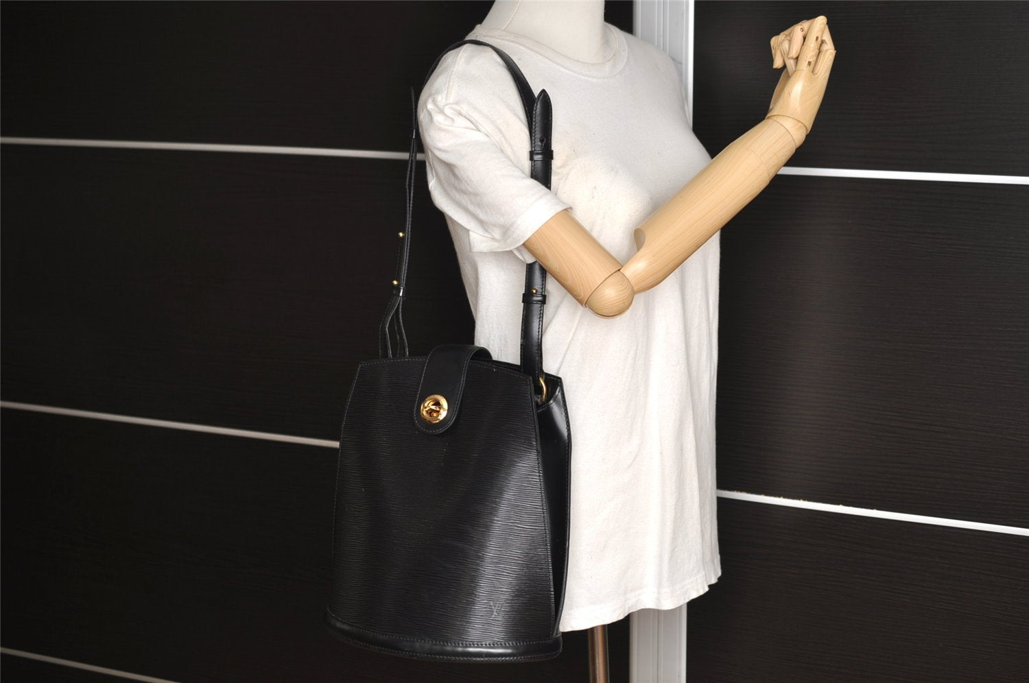 Authentic Louis Vuitton Epi Cluny Shoulder Bag Purse Black M52252 LV 3646I