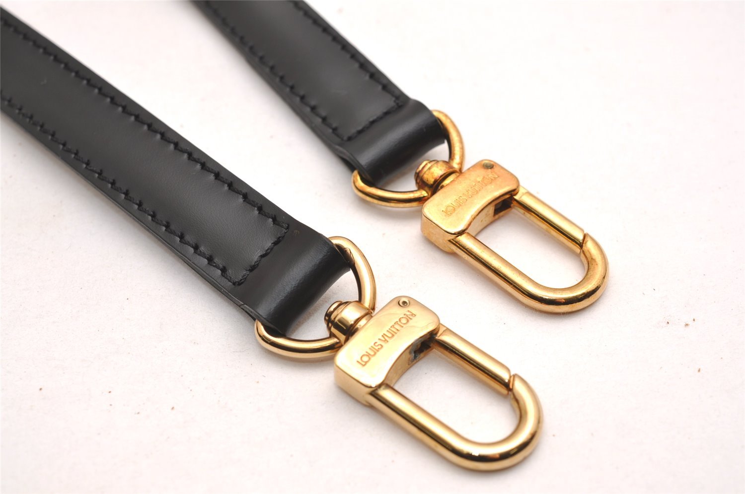 Authentic Louis Vuitton Leather Shoulder Strap Black 40.9-48