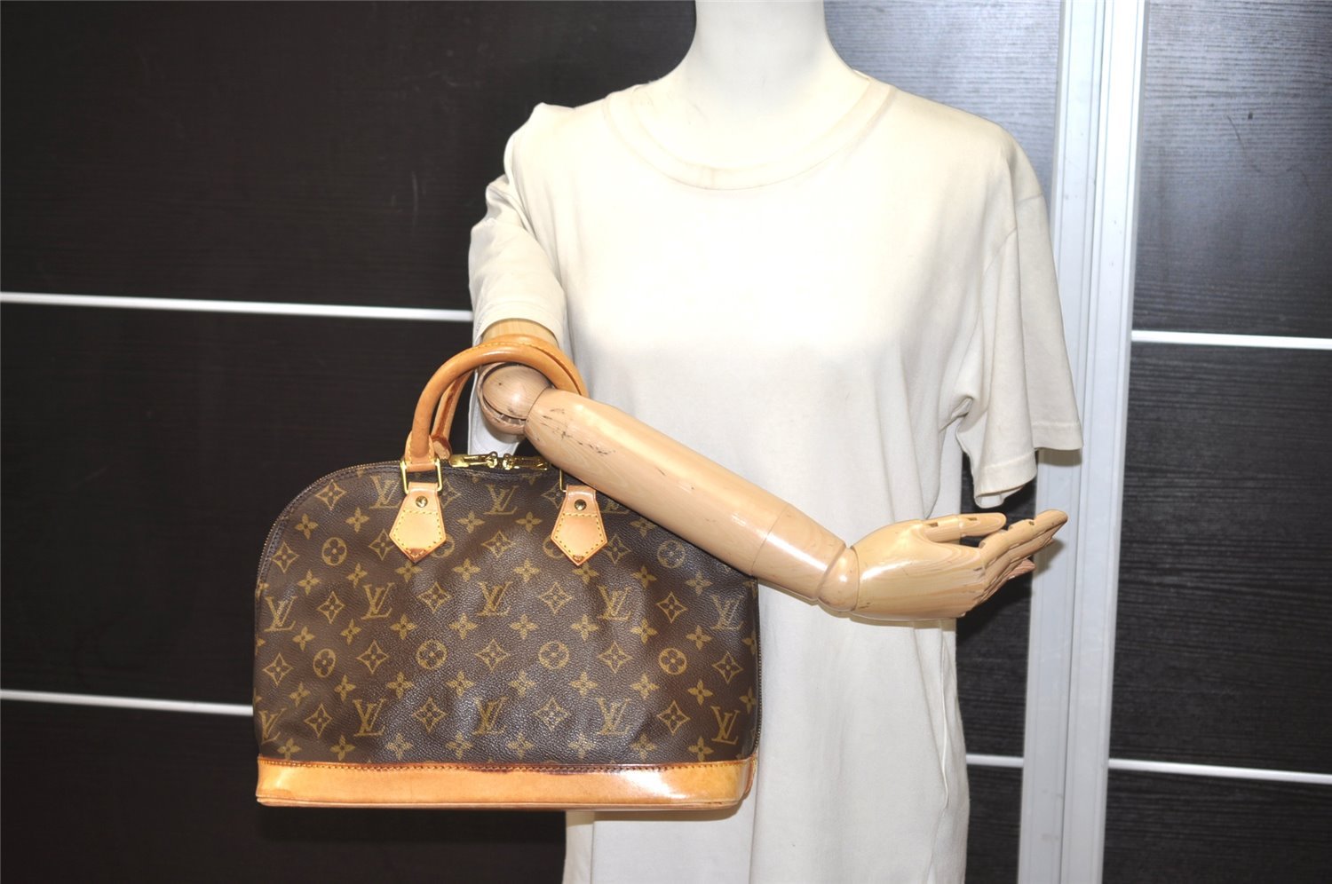 Authentic Louis Vuitton Monogram Alma Hand Bag Purse M51130 LV 3674J