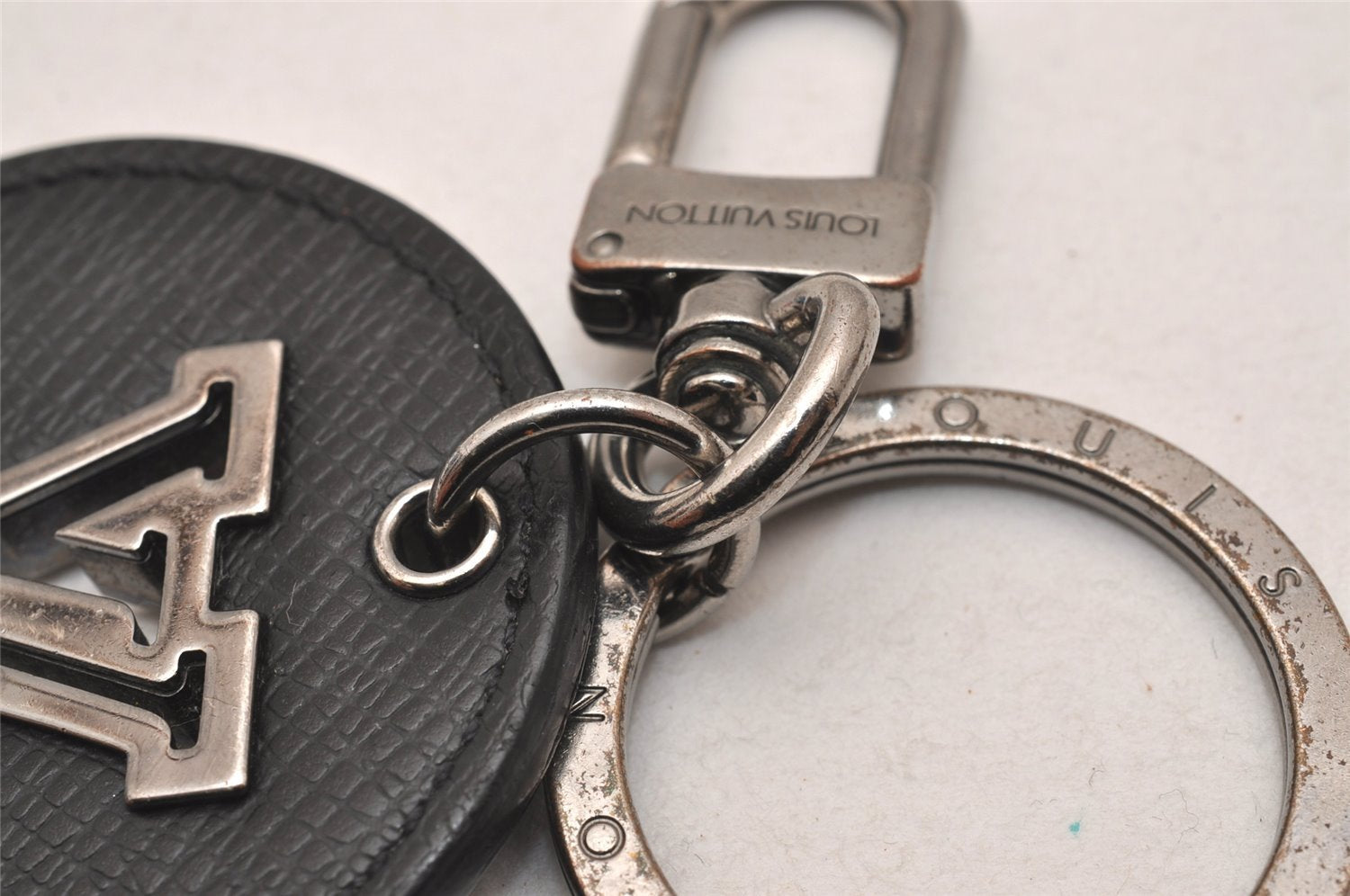 Auth Louis Vuitton Taiga Porte Cles Circle Eyelet Key Ring Black M64171 LV 3710J