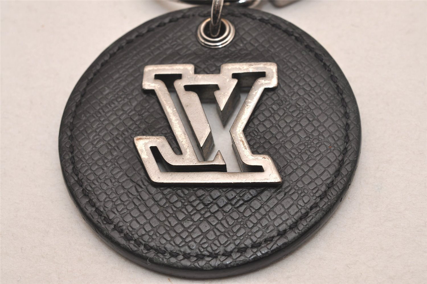 Auth Louis Vuitton Taiga Porte Cles Circle Eyelet Key Ring Black M64171 LV 3710J