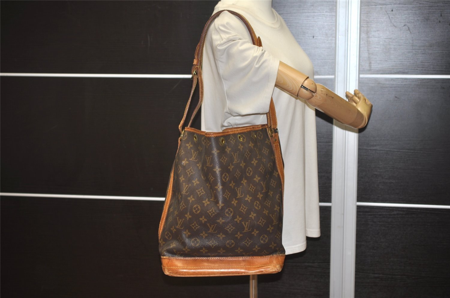 Authentic Louis Vuitton Monogram Noe Shoulder Drawstring Bag M42224 LV 3717J