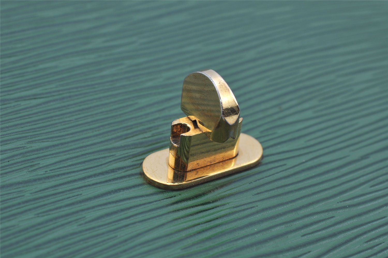 Authentic Louis Vuitton Epi Cluny Shoulder Bag Purse Green M52254 LV 3727J