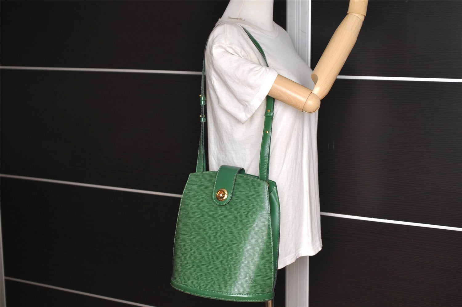 Authentic Louis Vuitton Epi Cluny Shoulder Bag Purse Green M52254 LV 3727J