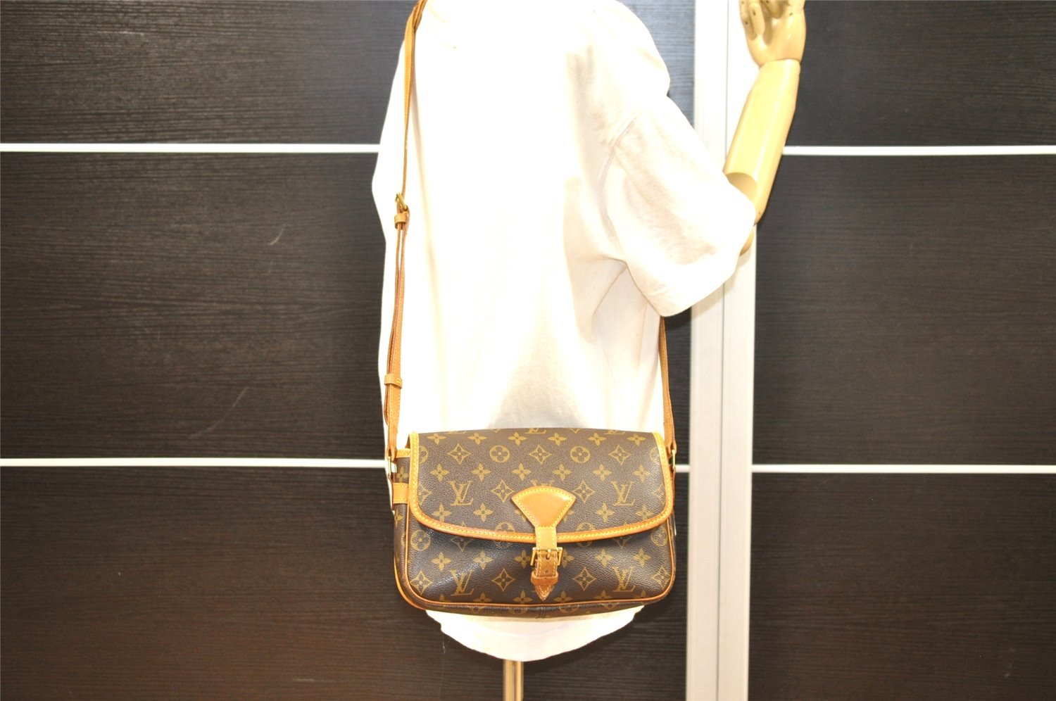 Authentic Louis Vuitton Monogram Sologne Shoulder Cross Body Bag M42250 LV 3750J