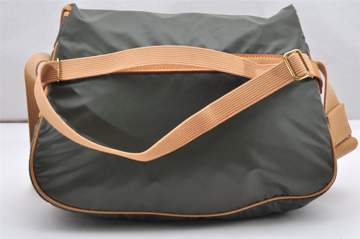 Authentic HUNTING WORLD Shoulder Bag Battue Cloth Nylon Leather Khaki 3774K