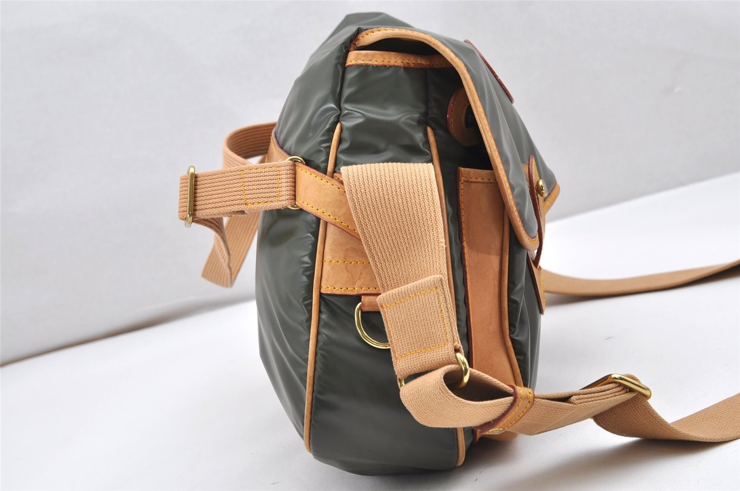 Authentic HUNTING WORLD Shoulder Bag Battue Cloth Nylon Leather Khaki 3774K