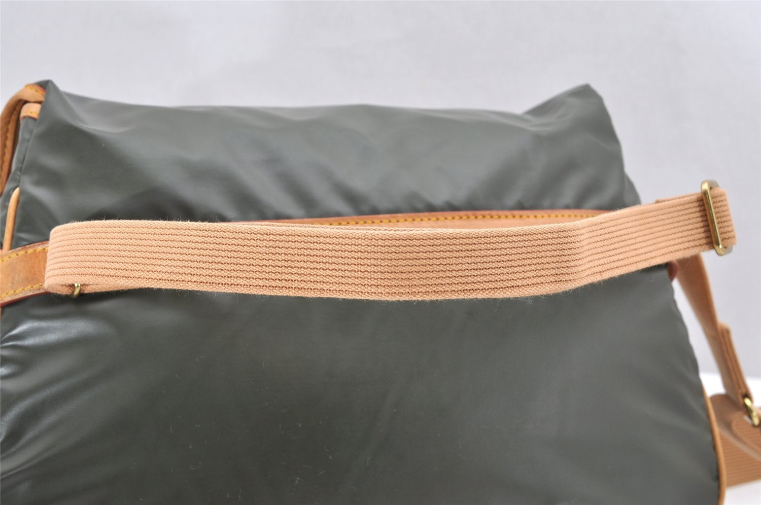 Authentic HUNTING WORLD Shoulder Bag Battue Cloth Nylon Leather Khaki 3774K