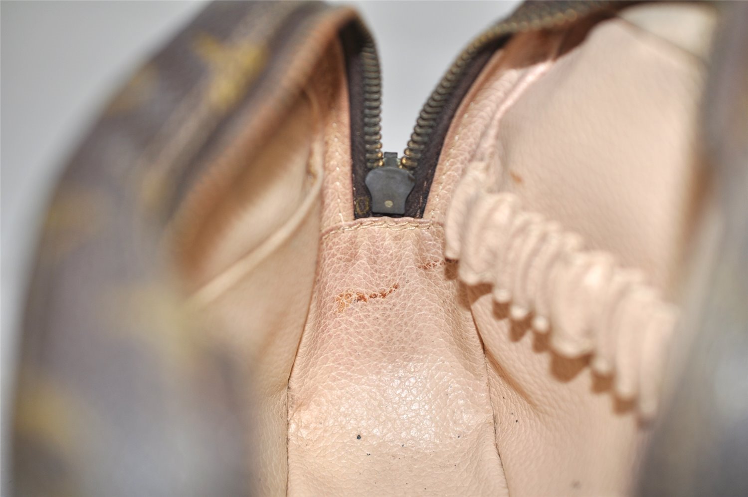 Auth Louis Vuitton Monogram Trousse Toilette 18 Clutch Hand Bag Old Model 3829K