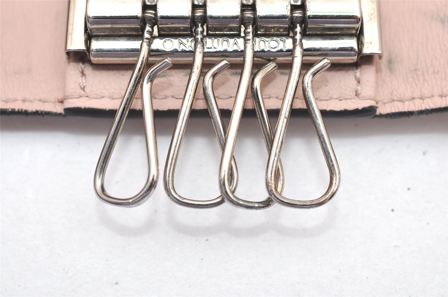 Authentic Louis Vuitton Mahina Multicles 4 Four Hooks Key Case M64056 Pink 3838K