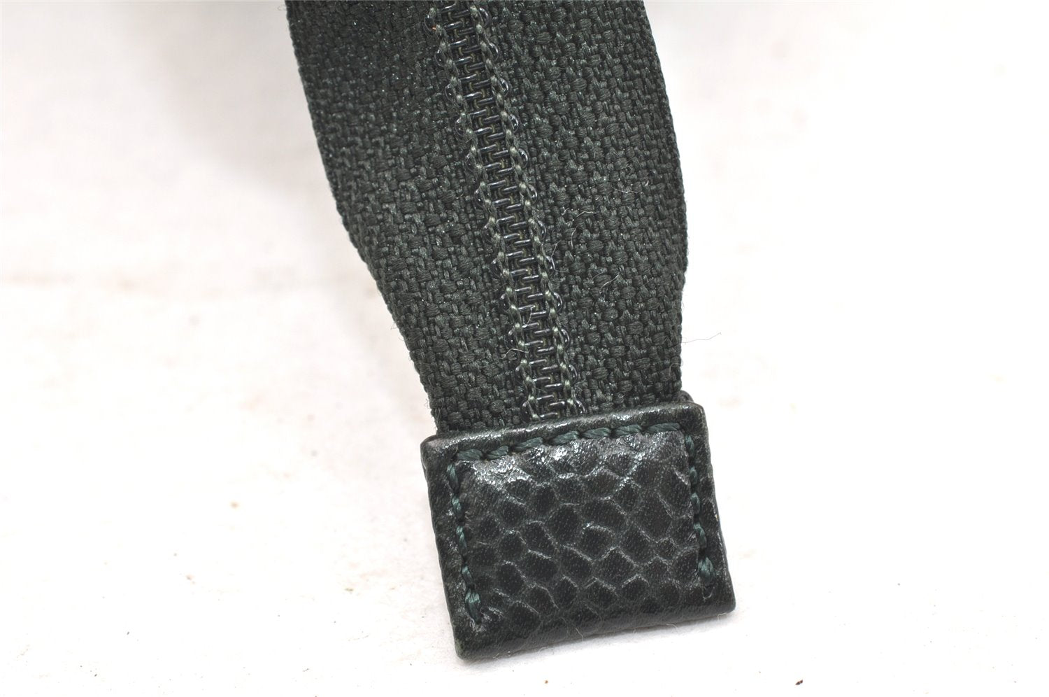 Authentic CHANEL Caviar Skin CC Logo Cosmetic Pouch Purse Green 3857K