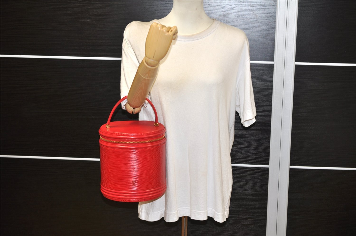 Authentic Louis Vuitton Epi Cannes Red Cosmetic Hand Bag Purse M48037 LV 3862K