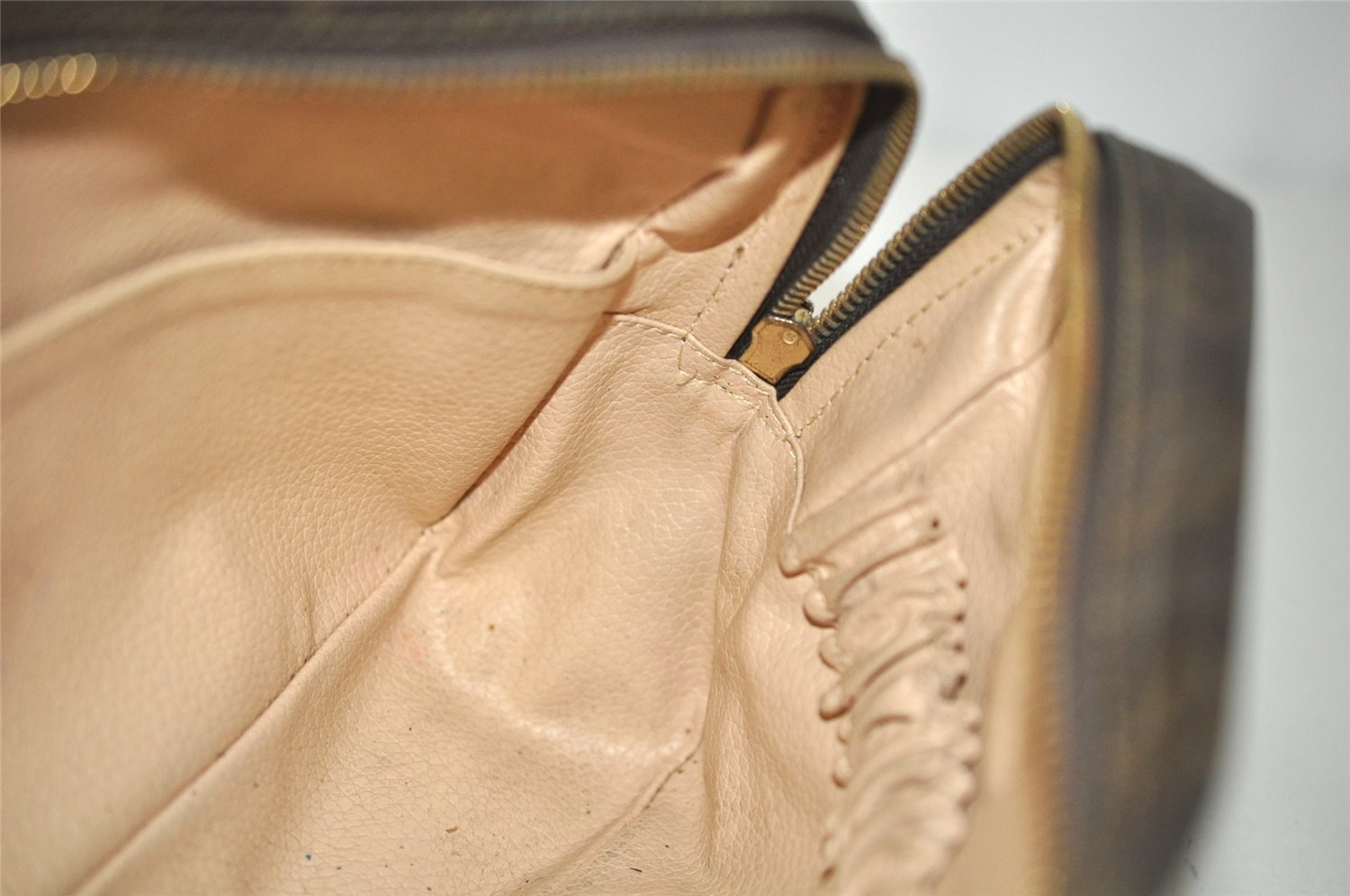 Auth Louis Vuitton Monogram Trousse Toilette 28 Clutch Hand Bag M47522 LV 3864I