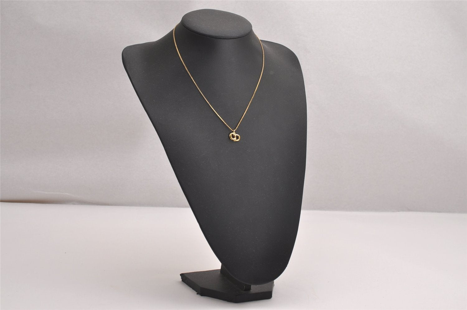 Authentic Christian Dior Vintage Gold Tone Chain Pendant Necklace CD 3886J