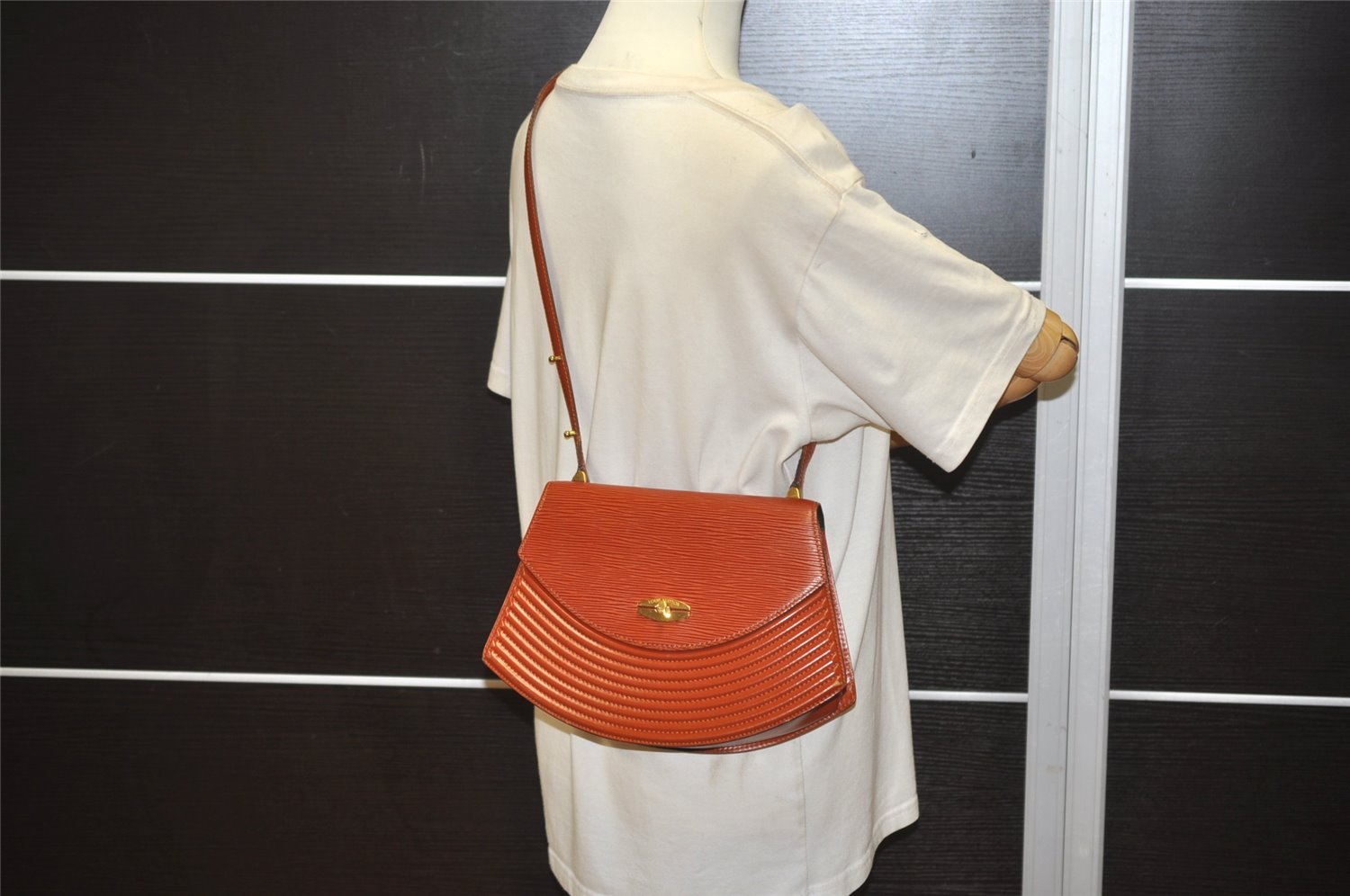 Authentic Louis Vuitton Epi Tilsitt Shoulder Bag Purse Brown M52483 LV 3915J