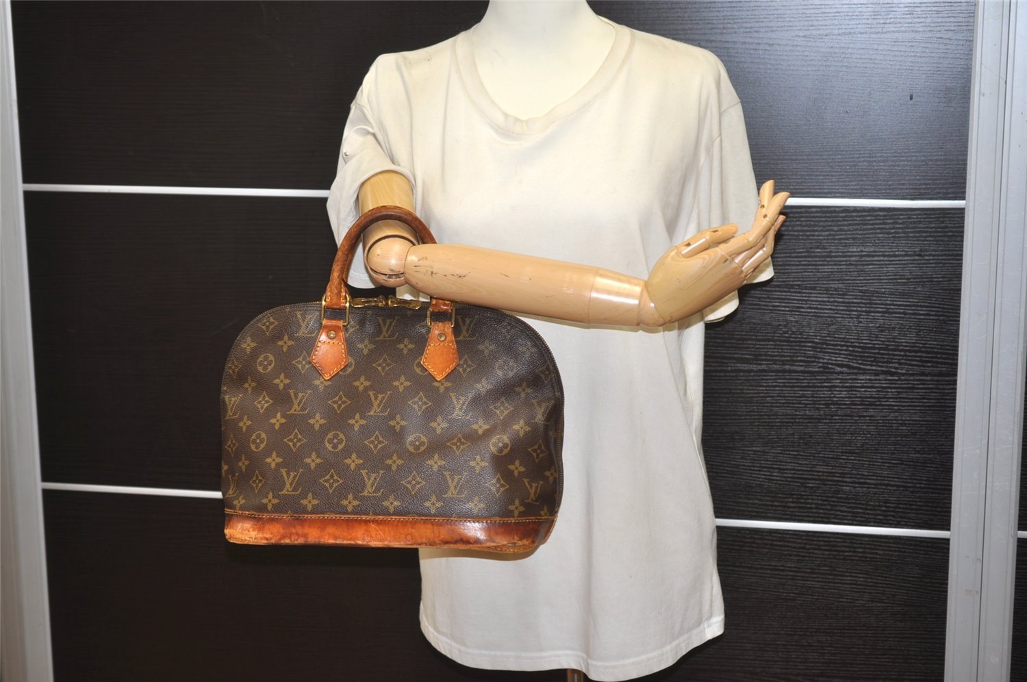 Authentic Louis Vuitton Monogram Alma Hand Bag Purse M51130 LV 3936J