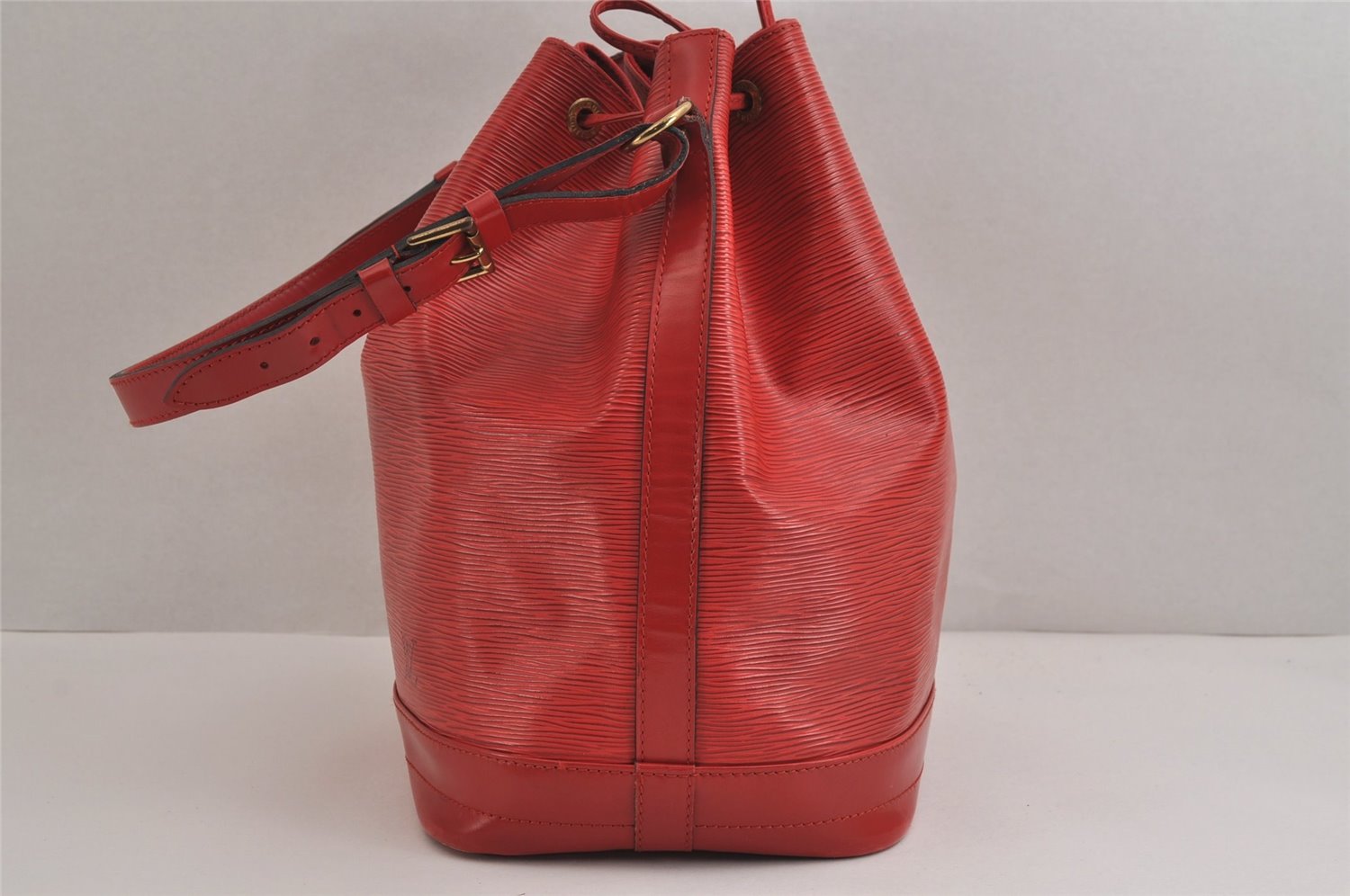Authentic Louis Vuitton Epi Noe Shoulder Drawstring Bag Red M44007 LV 3941J