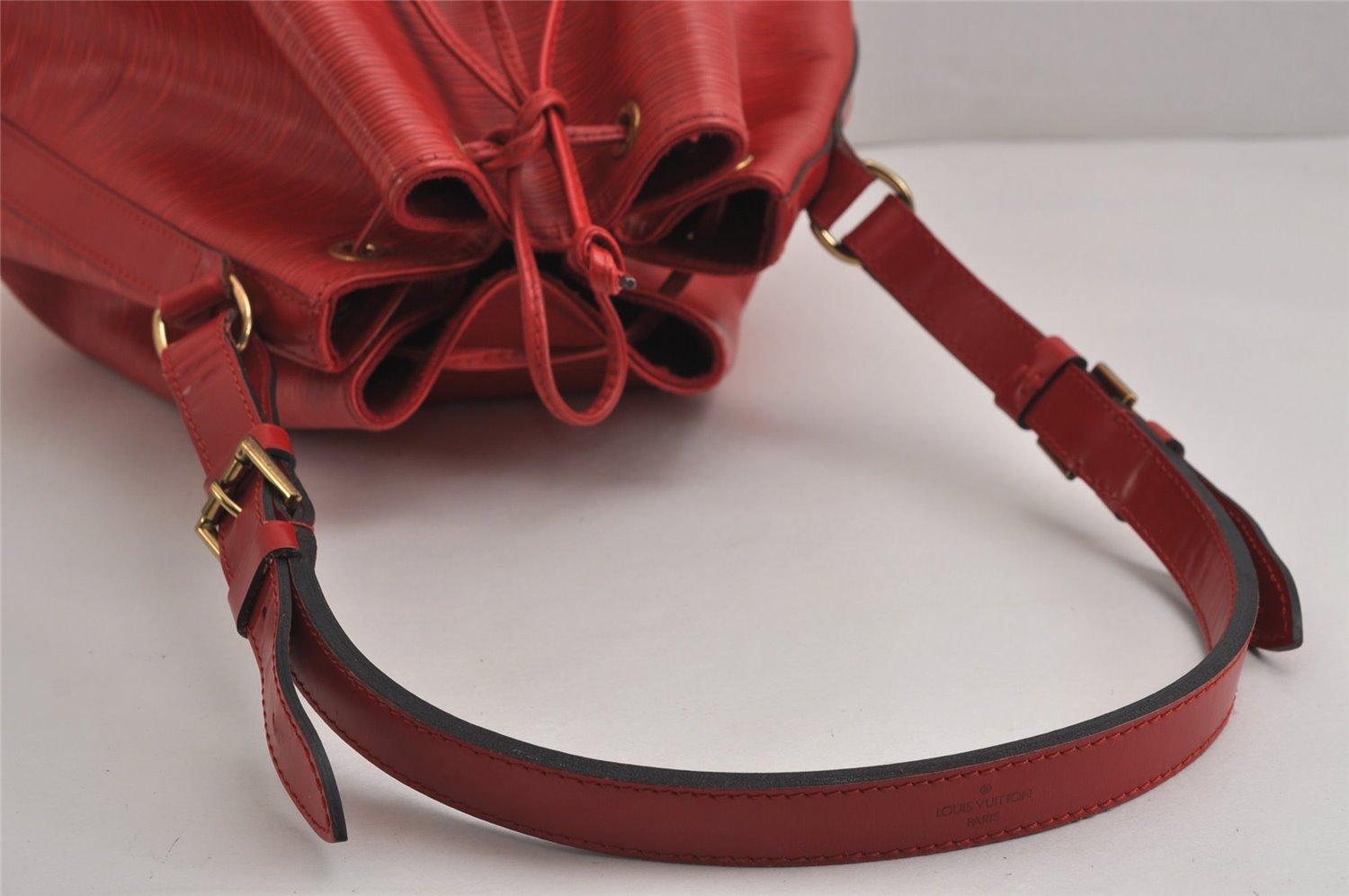Authentic Louis Vuitton Epi Noe Shoulder Drawstring Bag Red M44007 LV 3941J