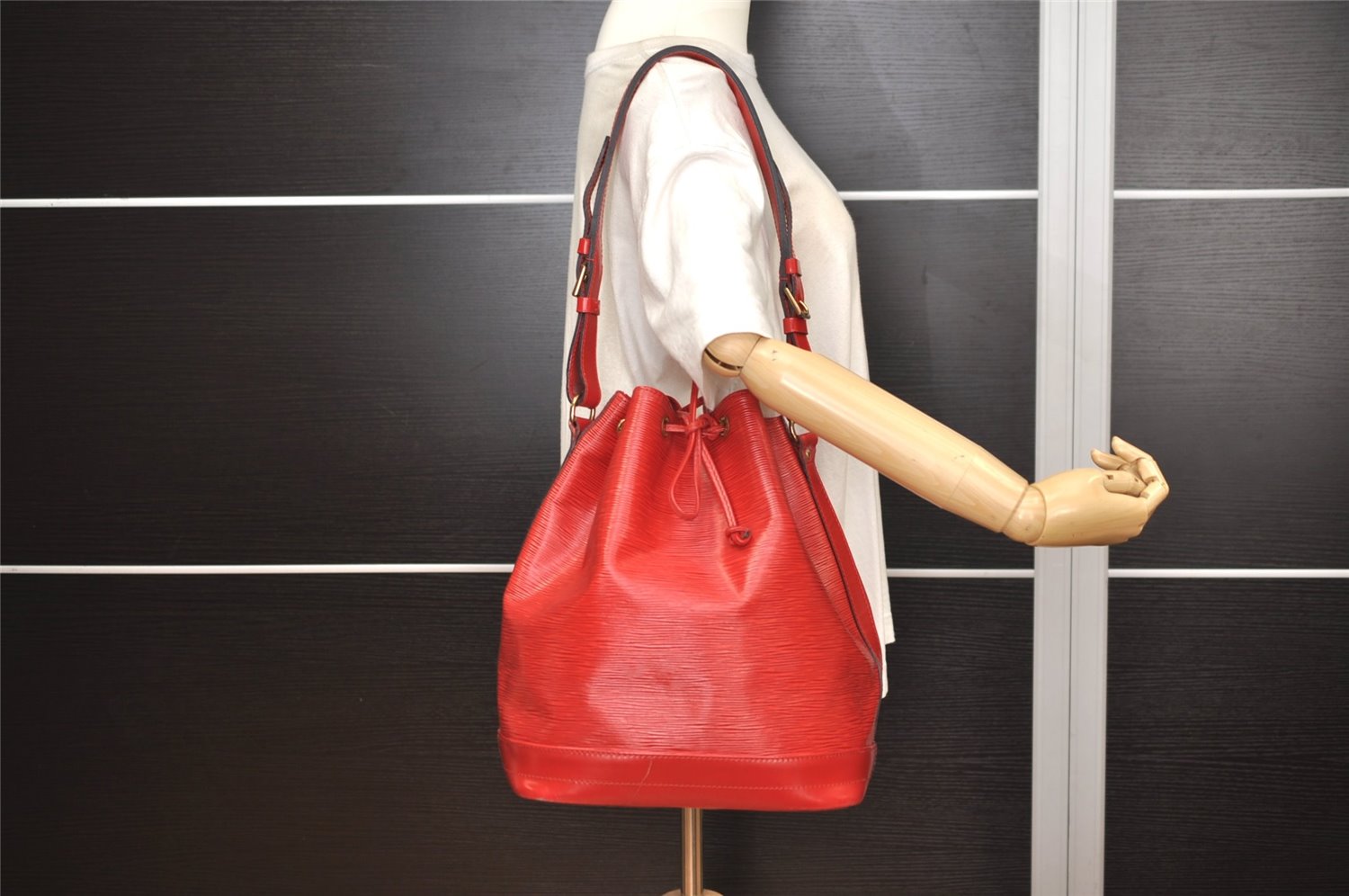 Authentic Louis Vuitton Epi Noe Shoulder Drawstring Bag Red M44007 LV 3941J