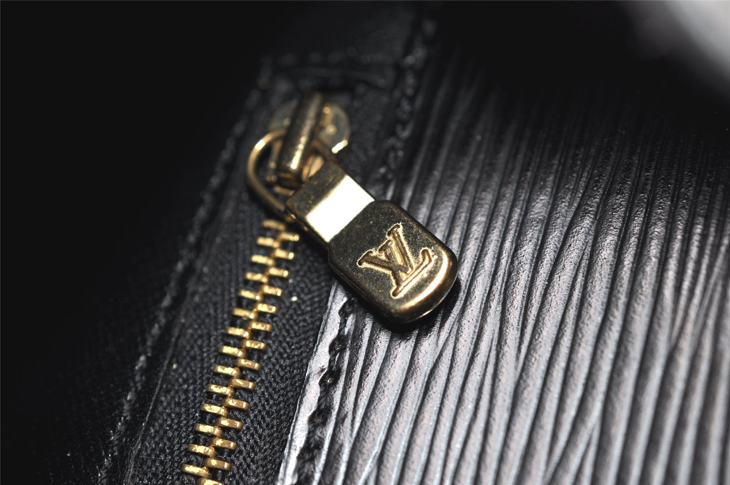 Authentic Louis Vuitton Epi Saint Cloud GM Shoulder Cross Bag M52192 Black 3962K